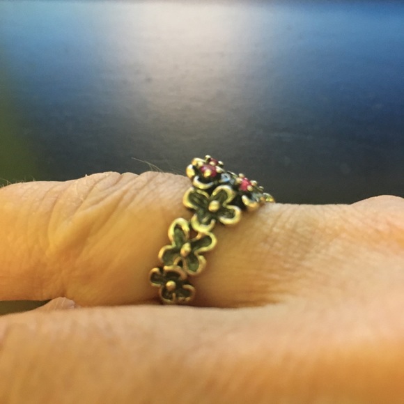 Women’s ring - Picture 2 of 2